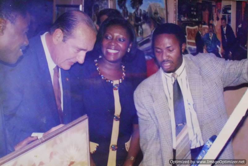 13-le-president-francais-jaques-chirac-avec-chima-ogbonnaya-artiste-lors-de-son-visite-au-gabon-en-1996-