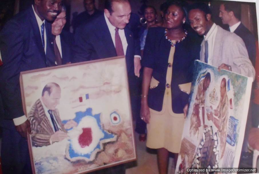 14-le-president-francais-jaques-chirac-et-chima-ogbonnaya-artiste-lors-de-son-visite-au-gabon-en-1996