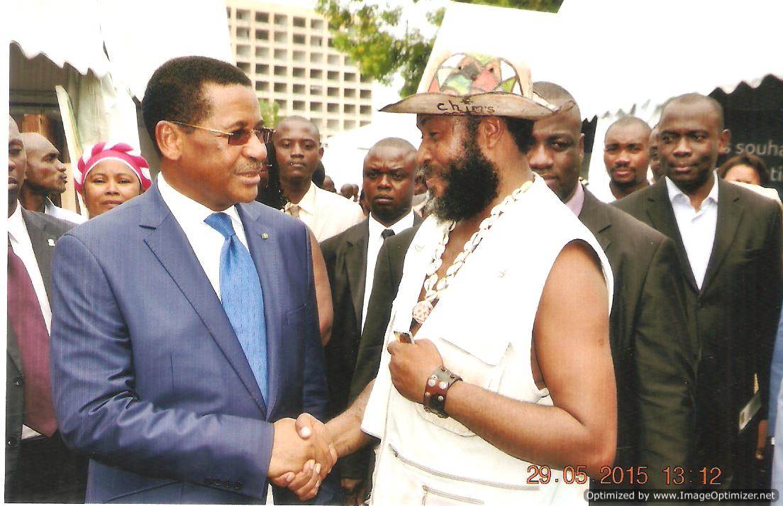 145le-premier-ministre-gabonaise-le-professoeur-daniel-ona-ondo-avec-chima-ogbonnaya-artiste-en-2015