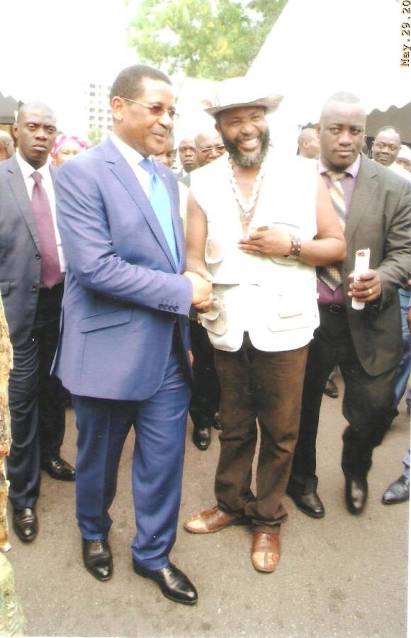 148-le-premier-ministre-gabonaise-le-professoeur-daniel-ona-ondo-avec-chima-ogbonnaya-artiste-en-2015-2