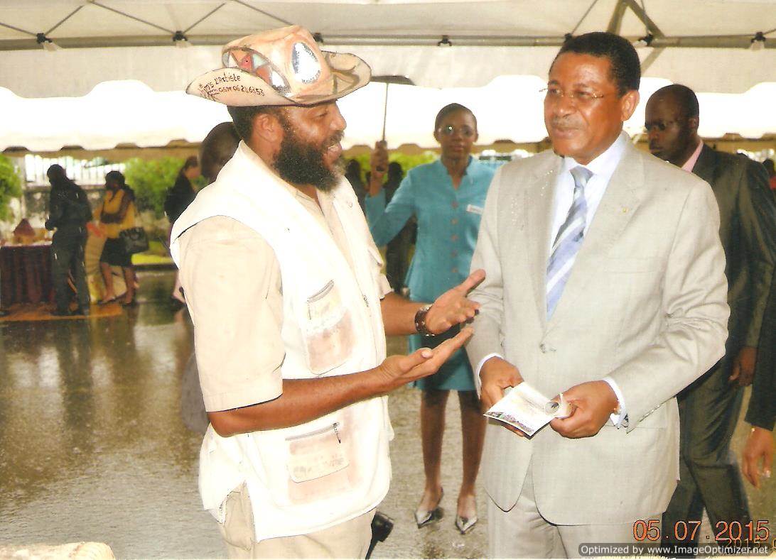 150-le-premier-ministre-gabonaise-le-professoeur-daniel-ona-ondo-avec-chima-ogbonnaya-artiste-en-2013