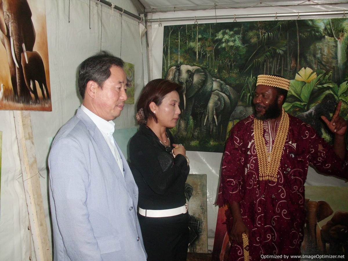 159-ambassadeur-de-la-coree-au-gabon-s-e-choe-cheolkyu-avec-chima-ogbonnaya-artiste-en-2015