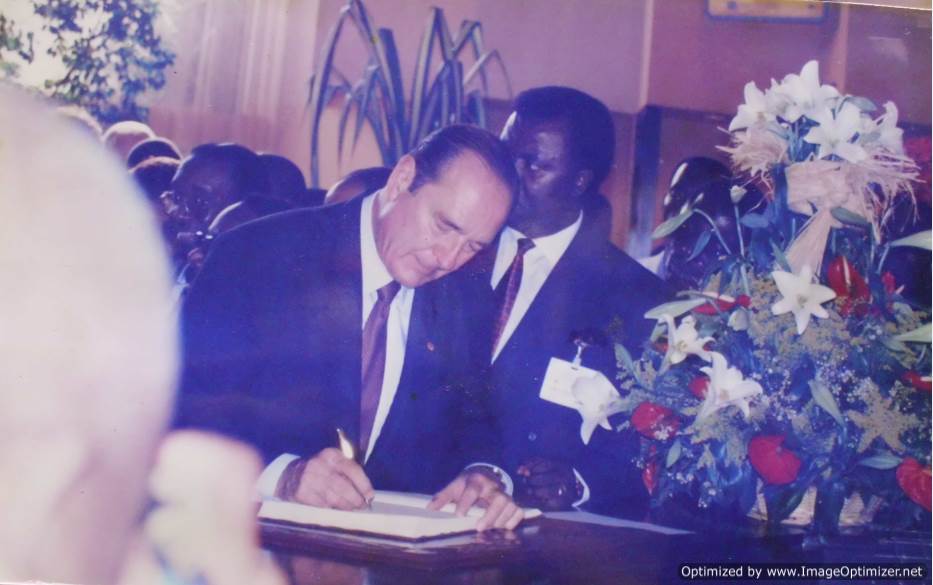 17-le-president-francais-jaques-chirac-signe-le-livre-d-or-de-chima-ogbonnaya-l-artiste-en-1996-