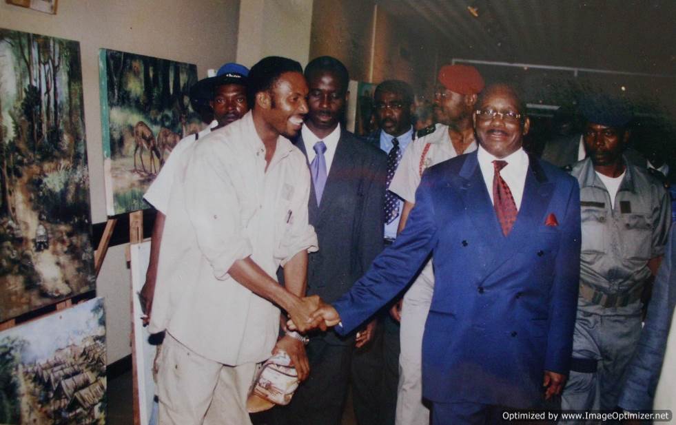 171-le-premier-ministre-du-gabon-jean-francois-ntoutoum-emane-avec-chima-ogbonnaya-artiste-en-2001-
