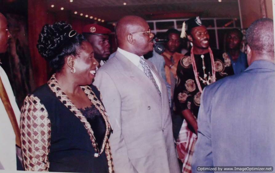 174-le-premier-ministre-du-gabon-jean-francois-ntoutoum-emane-le-directeur-de-fodex-mme-ngoleine-ossouka-admire-l-exposition-de-chifart-2001-