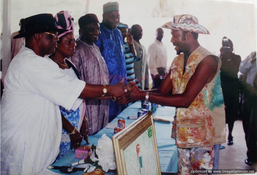 175-lambassadeur-du-nigeria-s.e-hacaire-ajuru-salut-les-action-patriotique-de-chima-ogbonnaya-artiste-en-2001-
