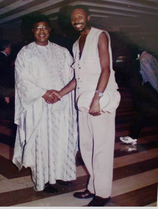 177-ambassadeur-du-nigeria-s-e-hacaire-ajuru-avec-chima-ogbonnaya-artiste-en-2001-