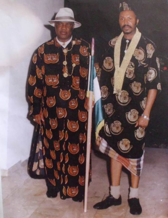 178-ambassadeur-du-nigeria-au-gabon-s-e-hacaire-ajuru-et-chima-ogbonnaya-artiste-en-2001-