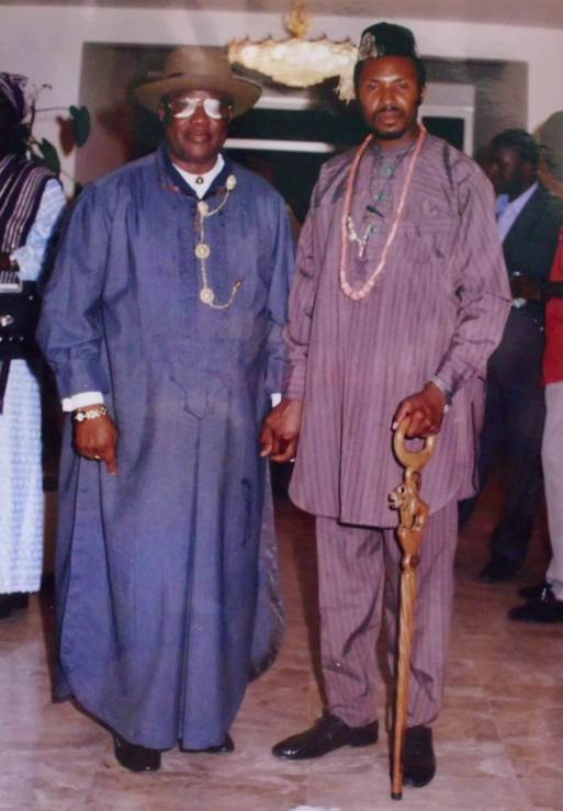 179-ambassadeur-du-nigeria-au-gabon-s-e-hacaire-ajuru-et-chima-ogbonnaya-artiste-en-2001-