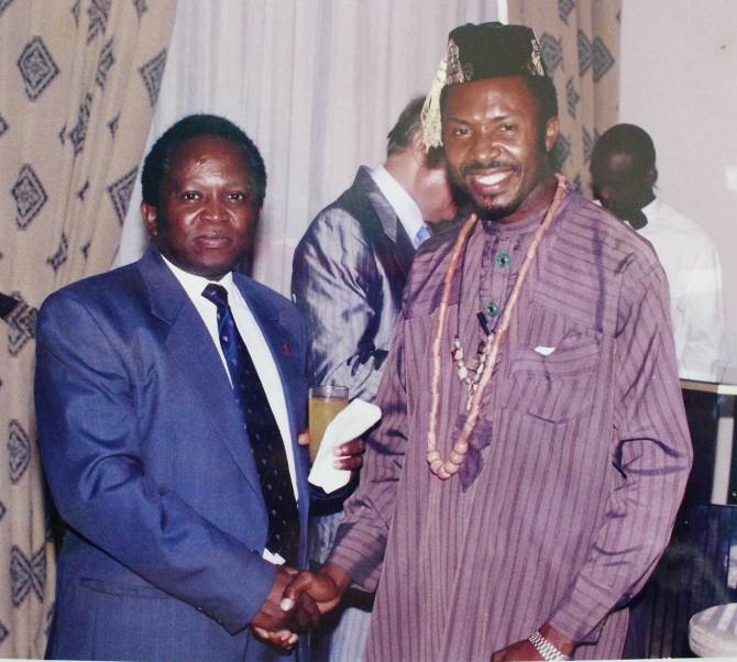 180-ambassadeur-d-afrique-du-sud-s-e-sam-monaisa-avec-chima-ogbonnaya-artiste-en-2001-