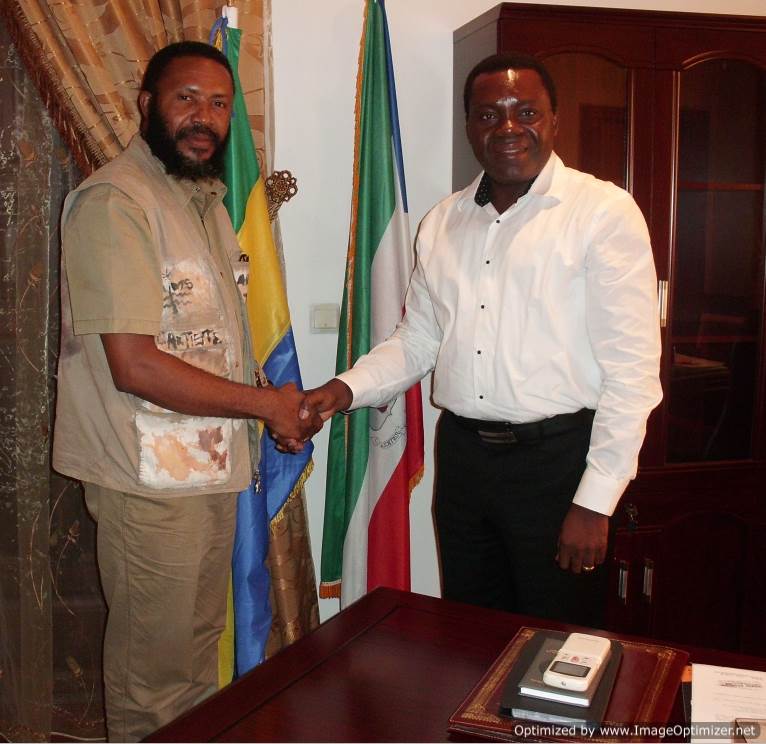 182-ambassadeur-de-la-guinee-equatoriale-sr-d-marcos-ndong-edu-nchama-avec-chima-ogbonnaya-artiste-en-2012-