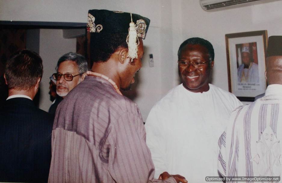 184-ambassadeur-du-senegal-avec-chima-ogbonnaya-artiste-en-2001-