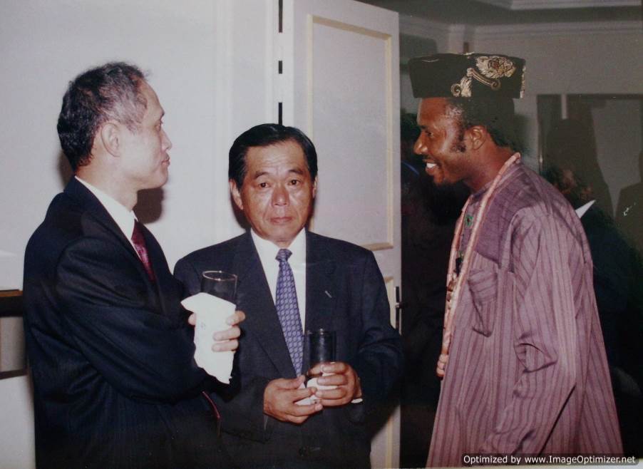 193-ambassadeur-du-japon-et-ambassadeur-de-coree-avec-chima-ogbonnaya-artiste-en-2001-