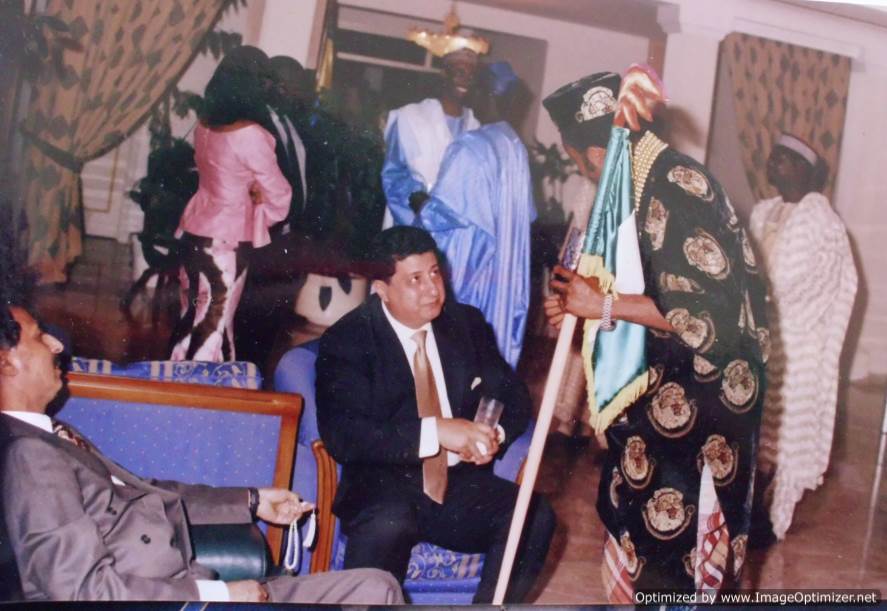 194-ambassadeur-d-egypte-avec-chima-ogbonnaya-artiste-en-2001-