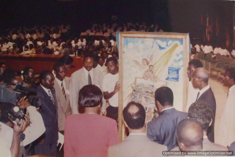 2-president-gabonaise-omar-bongo-ondimba-apprecie-loeuvre-de-chima-ogbonnaya-au-1er-festival-unesco-des-jeunes-des-l-afrique-centrale-en1996-