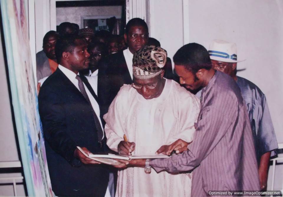 31-le-president-du-nigeria-chief-olusegun-obasanjo-signe-le-livre-d-or-de-chima-ogbonnaya-artiste-en-2001-