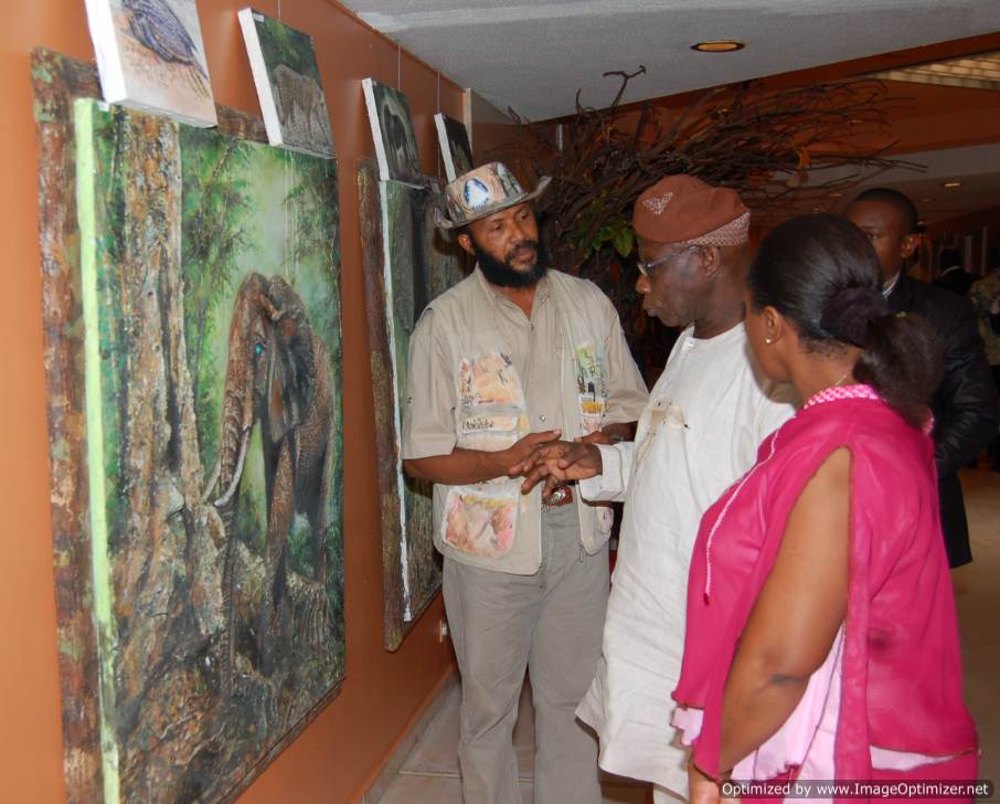 32-le-president-du-nigeria-chief-olusegun-obasanjo-et-chima-ogbonnaya-artiste-lors-de-l-expo-new-york-forum-africa-en-2013-