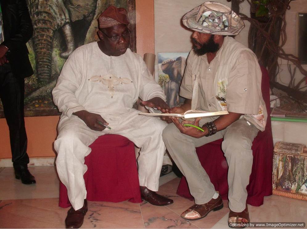 36-le-president-du-nigeria-chief-olusegun-obasanjo-signe-le-livre-d-or-de-chima-ogbonnaya-artiste-en-2013-