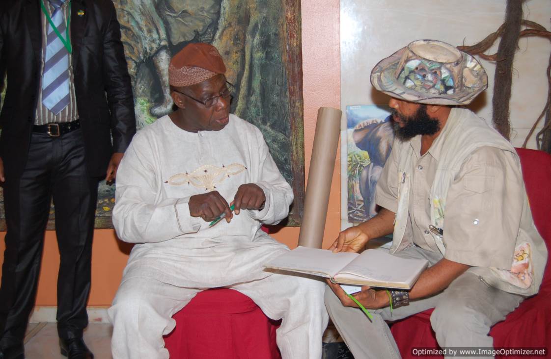 37-le-president-du-nigeria-chief-olusegun-obasanjo-signe-le-livre-d-or-de-chima-ogbonnaya-artiste-en-2013