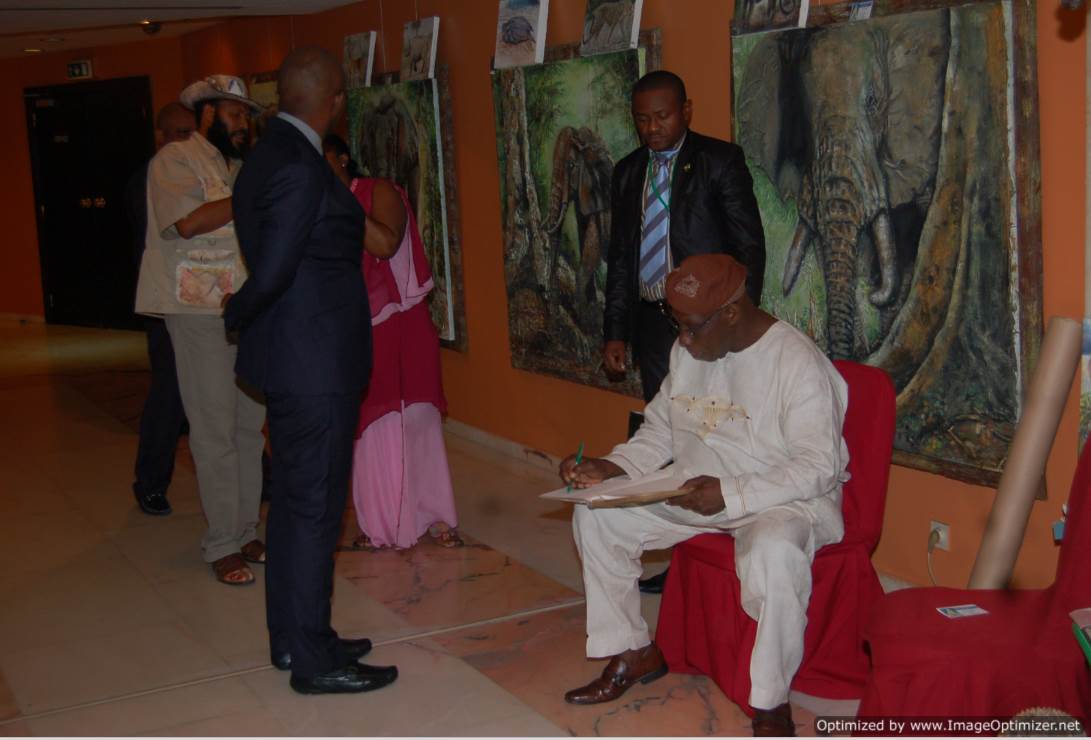 38-le-president-du-nigeria-chief-olusegun-obasanjo-signe-le-livre-d-or-de-chima-ogbonnaya-artiste-en-2013-