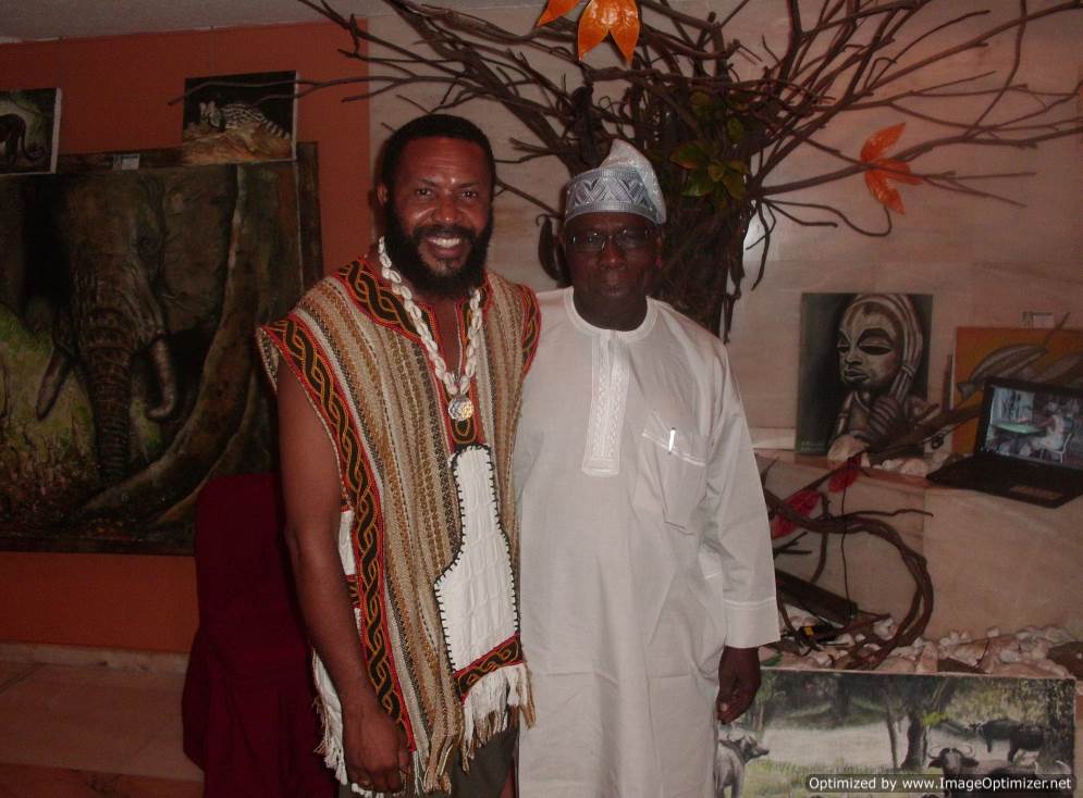 39-le-president-du-nigeria-chief-olusegun-obasanjo-en-toute-fierté-en-pose-photo-avec-chima-ogbonnaya-artiste-en-2013-
