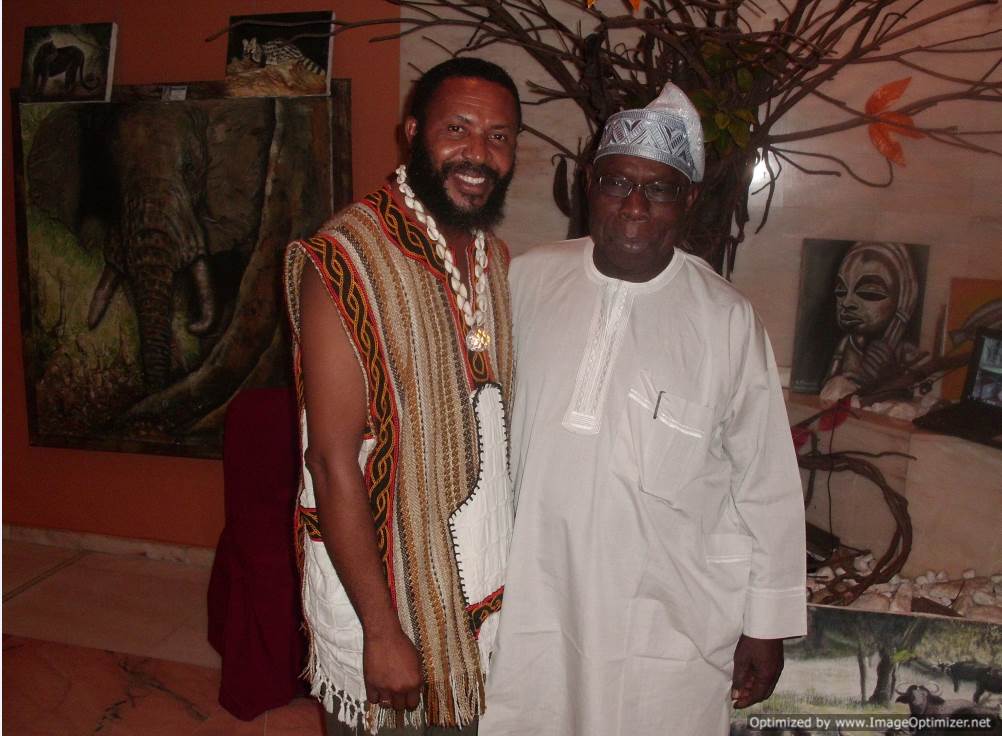 40-une-pose-photo-entre-chima-ogbonnaya-artiste-et-le-president-du-nigeria-chief-olusegun-obasanjo-en-2013-