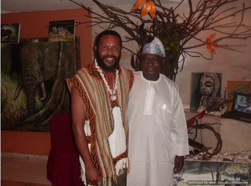 41-une-pose-photo-entre-chima-ogbonnaya-artiste-et-le-president-du-nigeria-chief-olusegun-obasanjo-en-2013