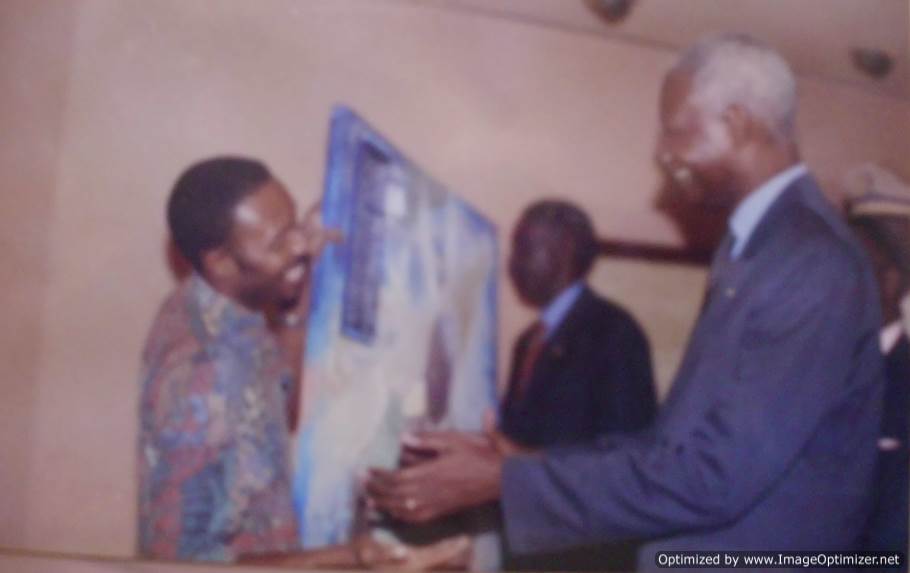 43-le-president-du-senegal-abdou-diouf-et-chima-ogbonnaya-artiste-en-2000-