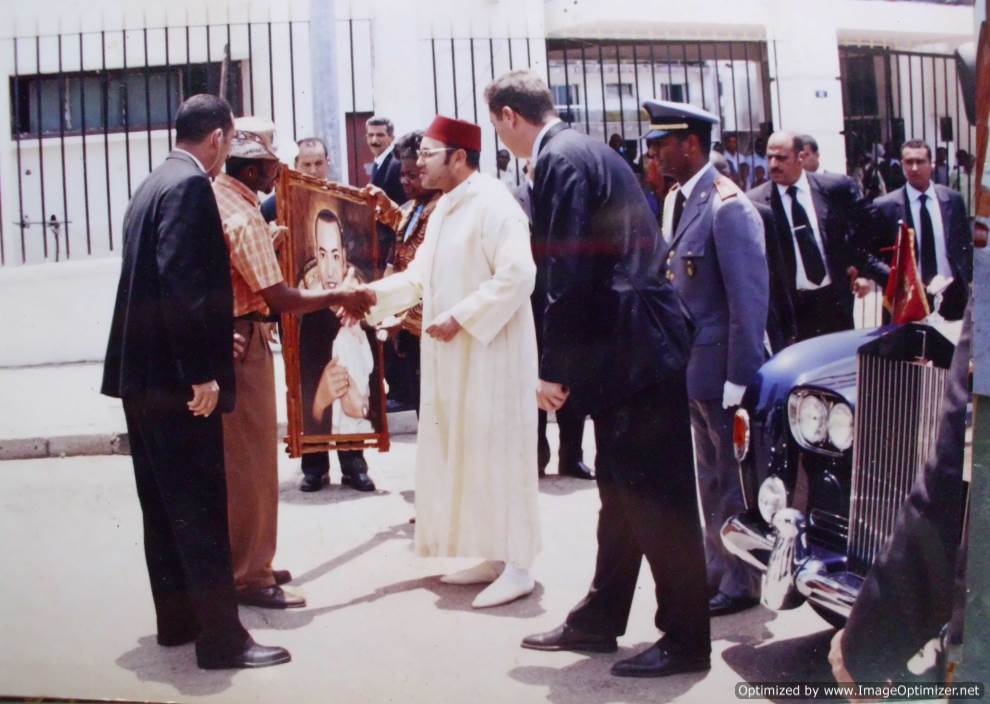46-sa-majester-le-rois-du-maroc-mohamed-iv-avec-chima-ogbonnaya-artiste-lors-de-son-voyage-au-gabon-en-2001-