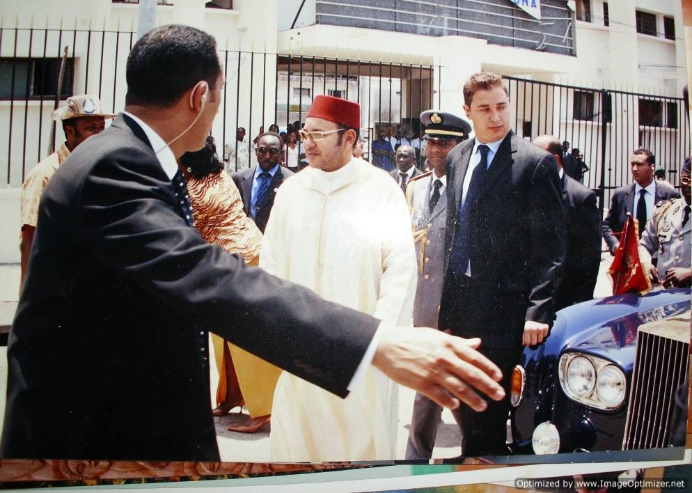 47-sa-majester-le-rois-du-maroc-mohamed-iv-avec-chima-ogbonnaya-artiste-lors-de-son-voyage-au-gabon-en-2001-