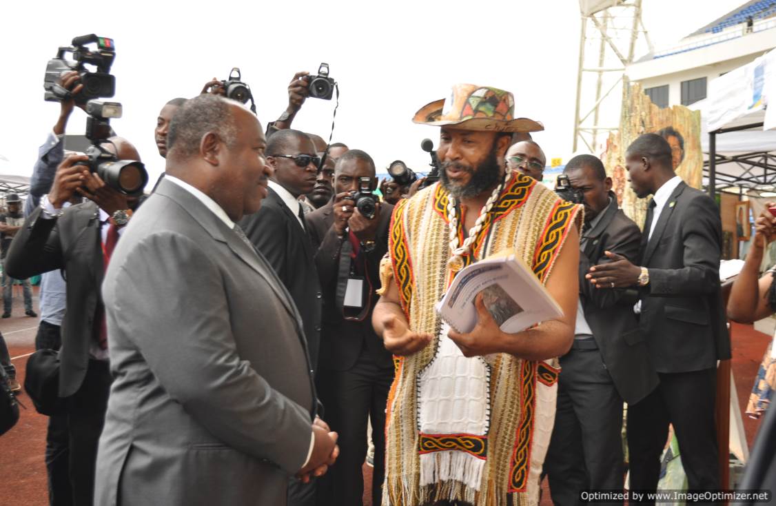 80-le-president-de-la-republique-gabonaise-s-e-ali-bongo-ondimba-avec-chima-ogbonnaya-artiste-agoa-2015-