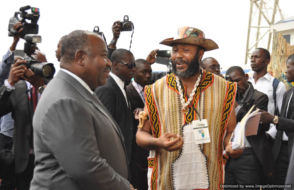 81-le-president-de-la-republique-gabonaise-s-e-ali-bongo-ondimba-avec-chima-ogbonnaya-artiste-agoa-2015-