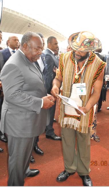 83-le-president-de-la-republique-gabonaise-s-e-ali-bongo-ondimba-avec-chima-ogbonnaya-artiste-agoa-2015-