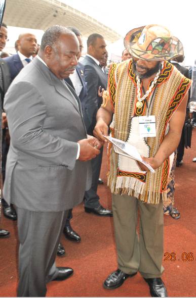 84-le-president-de-la-republique-gabonaise-s-e-ali-bongo-ondimba-avec-chima-ogbonnaya-artiste-agoa-2015-
