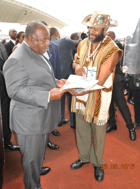 85-le-president-de-la-republique-gabonaise-s-e-ali-bongo-ondimba-avec-chima-ogbonnaya-artiste-agoa-2015-