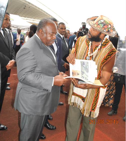 87-le-president-de-la-republique-gabonaise-s-e-ali-bongo-ondimba-avec-chima-ogbonnaya-artiste-agoa-2015-