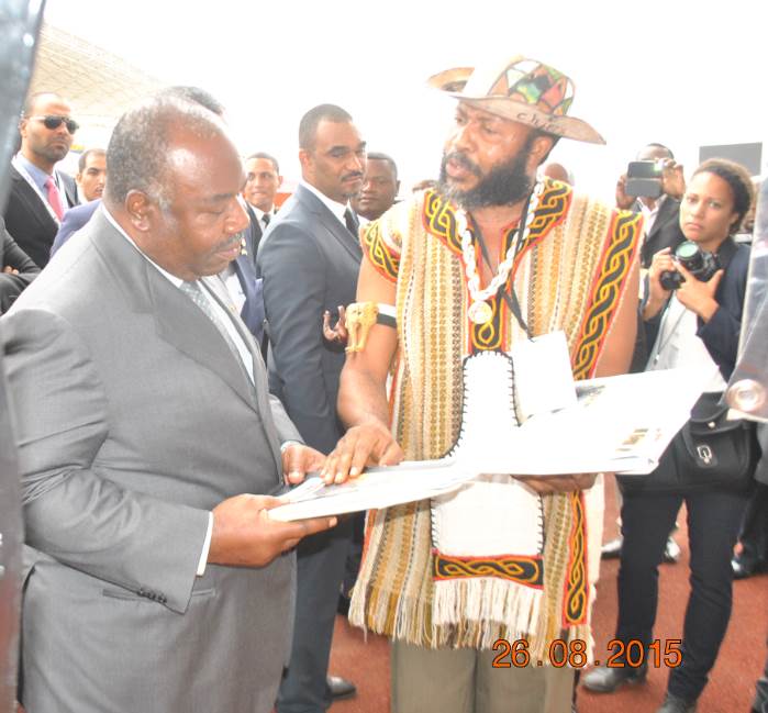 88-le-president-de-la-republique-gabonaise-s-e-ali-bongo-ondimba-avec-chima-ogbonnaya-artiste-agoa-2015-