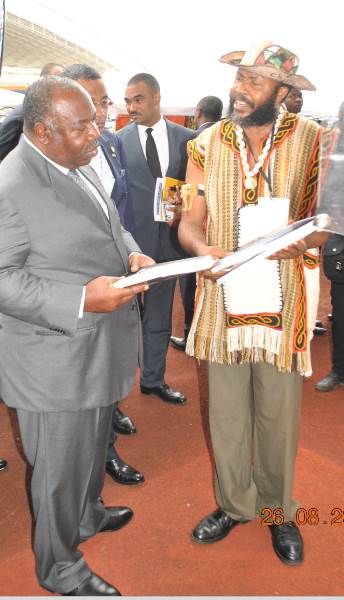 89-le-president-de-la-republique-gabonaise-s-e-ali-bongo-ondimba-avec-chima-ogbonnaya-artiste-agoa-2015-