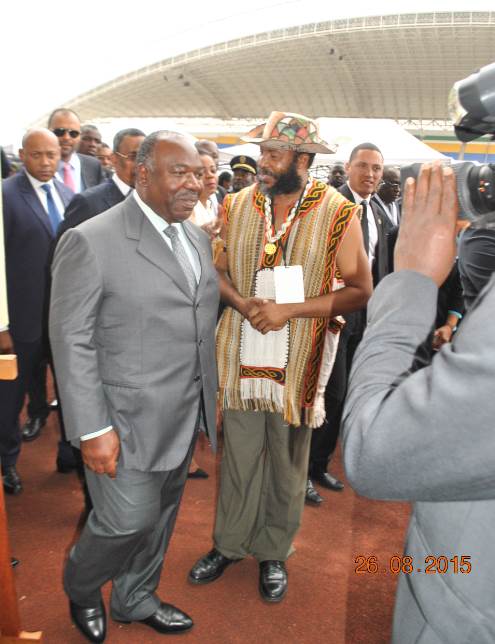 90-le-president-de-la-republique-gabonaise-s-e-ali-bongo-ondimba-avec-chima-ogbonnaya-artiste-agoa-2015-
